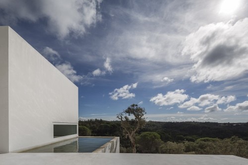 Casa en Fontinha is a minimalist house located in Melides, Portugal, designed by Manuel Aires Mateus. The design is centered around an open courtyard, which overlooks the beautiful landscape beyond. The minimalist white exterior facade is matched with an equally white and simple interior. (11)