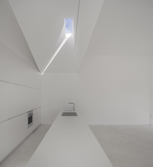 Casa en Fontinha is a minimalist house located in Melides, Portugal, designed by Manuel Aires Mateus. The design is centered around an open courtyard, which overlooks the beautiful landscape beyond. The minimalist white exterior facade is matched with an equally white and simple interior. (12)