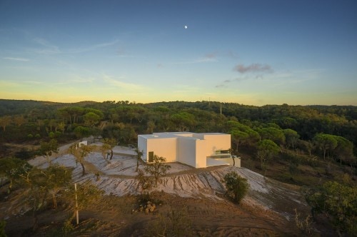 Casa en Fontinha is a minimalist house located in Melides, Portugal, designed by Manuel Aires Mateus. The design is centered around an open courtyard, which overlooks the beautiful landscape beyond. The minimalist white exterior facade is matched with an equally white and simple interior. (15)