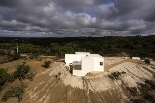 Casa en Fontinha is a minimalist house located in Melides, Portugal, designed by Manuel Aires Mateus. The design is centered around an open courtyard, which overlooks the beautiful landscape beyond. The minimalist white exterior facade is matched with an equally white and simple interior. (17)