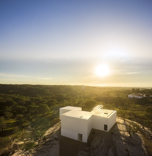Casa en Fontinha is a minimalist house located in Melides, Portugal, designed by Manuel Aires Mateus. The design is centered around an open courtyard, which overlooks the beautiful landscape beyond. The minimalist white exterior facade is matched with an equally white and simple interior. (18)