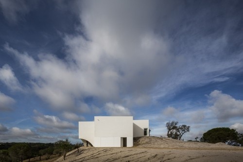Casa en Fontinha is a minimalist house located in Melides, Portugal, designed by Manuel Aires Mateus. The design is centered around an open courtyard, which overlooks the beautiful landscape beyond. The minimalist white exterior facade is matched with an equally white and simple interior. (19)