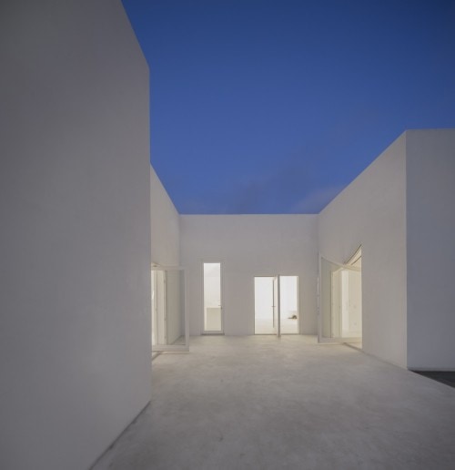 Casa en Fontinha is a minimalist house located in Melides, Portugal, designed by Manuel Aires Mateus. The design is centered around an open courtyard, which overlooks the beautiful landscape beyond. The minimalist white exterior facade is matched with an equally white and simple interior. (2)