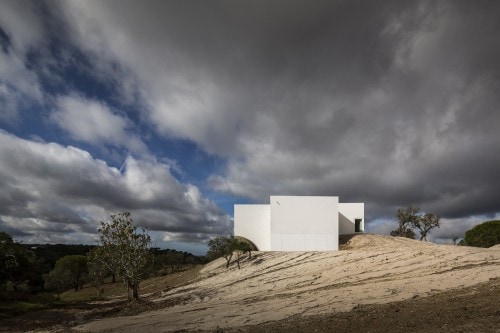 Casa en Fontinha is a minimalist house located in Melides, Portugal, designed by Manuel Aires Mateus. The design is centered around an open courtyard, which overlooks the beautiful landscape beyond. The minimalist white exterior facade is matched with an equally white and simple interior. (20)
