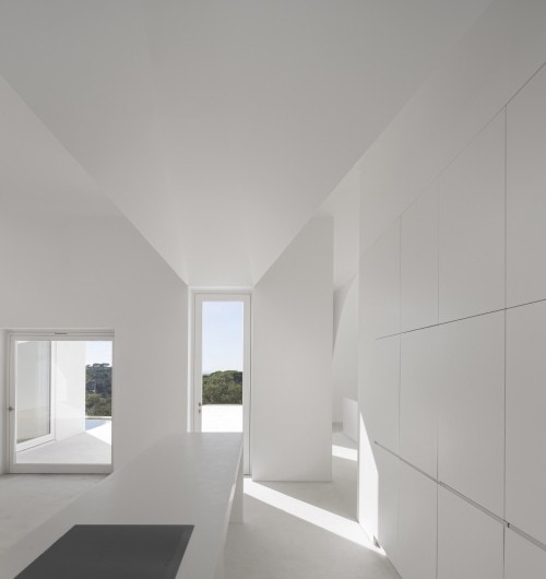 Casa en Fontinha is a minimalist house located in Melides, Portugal, designed by Manuel Aires Mateus. The design is centered around an open courtyard, which overlooks the beautiful landscape beyond. The minimalist white exterior facade is matched with an equally white and simple interior. (21)