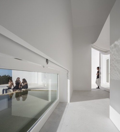Casa en Fontinha is a minimalist house located in Melides, Portugal, designed by Manuel Aires Mateus. The design is centered around an open courtyard, which overlooks the beautiful landscape beyond. The minimalist white exterior facade is matched with an equally white and simple interior. (22)