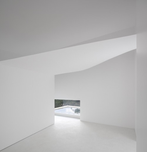 Casa en Fontinha is a minimalist house located in Melides, Portugal, designed by Manuel Aires Mateus. The design is centered around an open courtyard, which overlooks the beautiful landscape beyond. The minimalist white exterior facade is matched with an equally white and simple interior. (23)