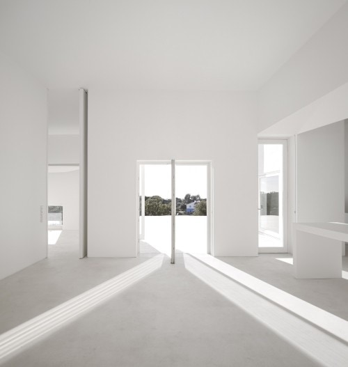 Casa en Fontinha is a minimalist house located in Melides, Portugal, designed by Manuel Aires Mateus. The design is centered around an open courtyard, which overlooks the beautiful landscape beyond. The minimalist white exterior facade is matched with an equally white and simple interior. (24)