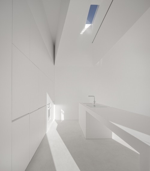 Casa en Fontinha is a minimalist house located in Melides, Portugal, designed by Manuel Aires Mateus. The design is centered around an open courtyard, which overlooks the beautiful landscape beyond. The minimalist white exterior facade is matched with an equally white and simple interior. (25)