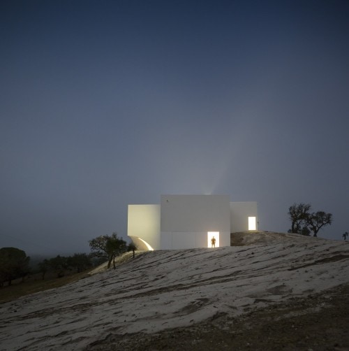 Casa en Fontinha is a minimalist house located in Melides, Portugal, designed by Manuel Aires Mateus. The design is centered around an open courtyard, which overlooks the beautiful landscape beyond. The minimalist white exterior facade is matched with an equally white and simple interior. (4)