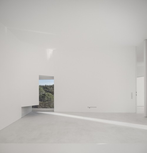 Casa en Fontinha is a minimalist house located in Melides, Portugal, designed by Manuel Aires Mateus. The design is centered around an open courtyard, which overlooks the beautiful landscape beyond. The minimalist white exterior facade is matched with an equally white and simple interior. (5)
