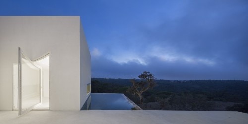 Casa en Fontinha is a minimalist house located in Melides, Portugal, designed by Manuel Aires Mateus. The design is centered around an open courtyard, which overlooks the beautiful landscape beyond. The minimalist white exterior facade is matched with an equally white and simple interior. (6)
