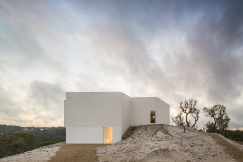Casa en Fontinha is a minimalist house located in Melides, Portugal, designed by Manuel Aires Mateus. The design is centered around an open courtyard, which overlooks the beautiful landscape beyond. The minimalist white exterior facade is matched with an equally white and simple interior. (8)