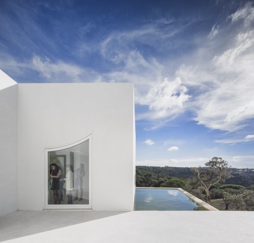 Casa en Fontinha is a minimalist house located in Melides, Portugal, designed by Manuel Aires Mateus. The design is centered around an open courtyard, which overlooks the beautiful landscape beyond. The minimalist white exterior facade is matched with an equally white and simple interior. (9)