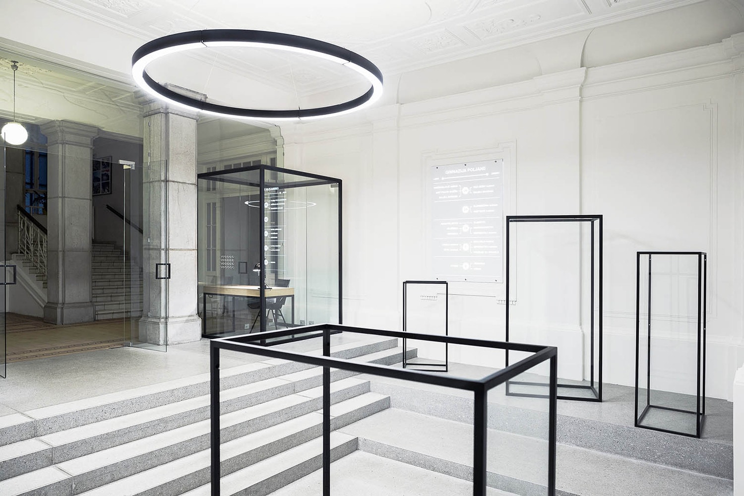 9 Frames Hall Leibal