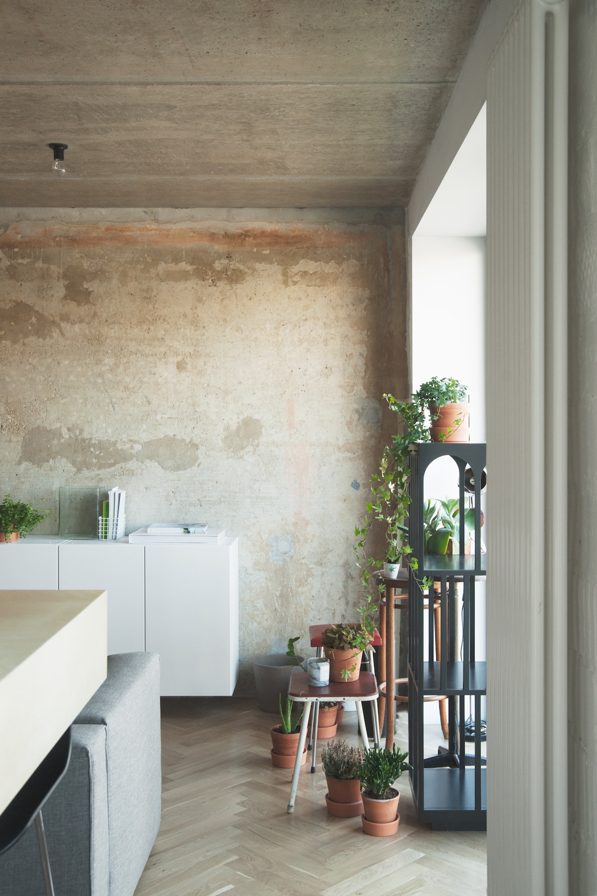 Concrete Ceiling Apartment Leibal