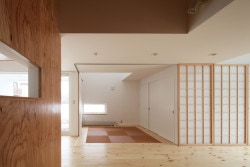 Five Voids House is a minimalist house located in Hokkaido, Japan, designed by Yamauchi Architects & Associates. The home epitomizes the amalgamation of traditional Japanese design with contemporary aesthetics. The interior utilizes Shoji doors, which serves as a partition to completely open up the space. The architects chose to leave some of the wooden wall structure exposed. (2)