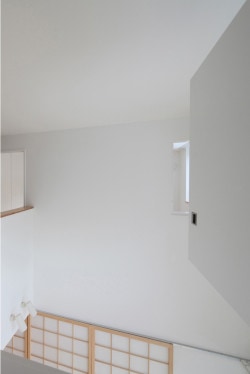 Five Voids House is a minimalist house located in Hokkaido, Japan, designed by Yamauchi Architects & Associates. The home epitomizes the amalgamation of traditional Japanese design with contemporary aesthetics. The interior utilizes Shoji doors, which serves as a partition to completely open up the space. The architects chose to leave some of the wooden wall structure exposed. (4)