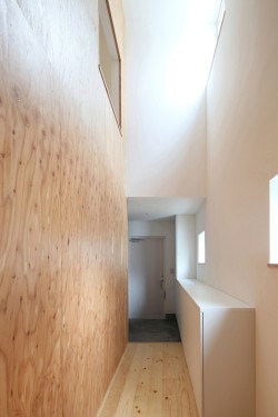 Five Voids House is a minimalist house located in Hokkaido, Japan, designed by Yamauchi Architects & Associates. The home epitomizes the amalgamation of traditional Japanese design with contemporary aesthetics. The interior utilizes Shoji doors, which serves as a partition to completely open up the space. The architects chose to leave some of the wooden wall structure exposed. (5)