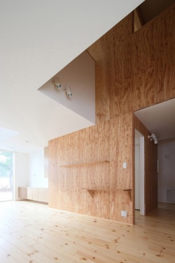 Five Voids House is a minimalist house located in Hokkaido, Japan, designed by Yamauchi Architects & Associates. The home epitomizes the amalgamation of traditional Japanese design with contemporary aesthetics. The interior utilizes Shoji doors, which serves as a partition to completely open up the space. The architects chose to leave some of the wooden wall structure exposed. (6)