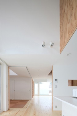 Five Voids House is a minimalist house located in Hokkaido, Japan, designed by Yamauchi Architects & Associates. The home epitomizes the amalgamation of traditional Japanese design with contemporary aesthetics. The interior utilizes Shoji doors, which serves as a partition to completely open up the space. The architects chose to leave some of the wooden wall structure exposed. (7)