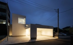 House of Takasaki is a minimalist house located in Gunma, Japan, designed by studio LOOP Architects. The two-family home is located in a quiet residential neighborhood near the Takasaki City Hall. In order to ensure privacy and maximize the site, the home is configured in an L-shape. The living space opens up to the courtyard through a series of sliding doors. (19)