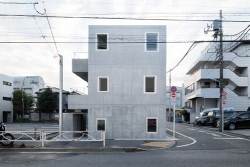 Apartment B is a minimalist house located in Tokyo, Japan, designed by Ryuji Fujumura. Placing the balcony with a depth that is continuous with the interior on the north side in order to fend off the setback regulation and obtain maximum private space. (2)
