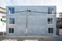 Apartment B is a minimalist house located in Tokyo, Japan, designed by Ryuji Fujumura. Placing the balcony with a depth that is continuous with the interior on the north side in order to fend off the setback regulation and obtain maximum private space. (3)
