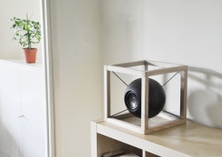 Vitruvio is a minimalist design created by Italy-based designer Soriano Blanco. The speaker “Vitruvio” is a project characterized by simple and geometric shapes: in a structure with the shape of cube is “suspended” a sphere, which is connected to the external structure through rubber thread along the diagonal. (4)