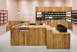 Aesop Osaka is a minimalist interior located in Osaka, Japan, designed by Torafu Architects. It has a glass front with a completely open facade facing the street. The high ceilings, and simple square plane of 7m became the site plan. (2)