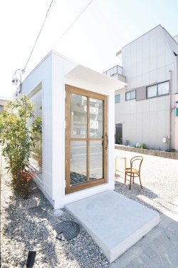 Beauty Passing Through the Garden is a minimalist interior located in Nagoya, Japan, designed by Studio Velocity. The architect was afraid that the shop would disappear in the area because the small site of 41 sqm was too small when compared with the neighboring houses. (10)
