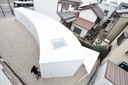 Beauty Passing Through the Garden is a minimalist interior located in Nagoya, Japan, designed by Studio Velocity. The architect was afraid that the shop would disappear in the area because the small site of 41 sqm was too small when compared with the neighboring houses. (5)