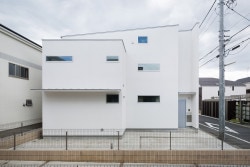 House K is a minimalist house located in Tokyo, Japan, designed by Yuji Kimura Design. It is a house of white appearance with a large wall blocking the front with the thinness of the component emphasized. (1)