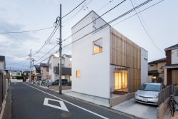House K is a minimalist house located in Tokyo, Japan, designed by Yuji Kimura Design. It is a house of white appearance with a large wall blocking the front with the thinness of the component emphasized. (18)