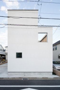 House K is a minimalist house located in Tokyo, Japan, designed by Yuji Kimura Design. It is a house of white appearance with a large wall blocking the front with the thinness of the component emphasized. (2)