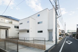 House K is a minimalist house located in Tokyo, Japan, designed by Yuji Kimura Design. It is a house of white appearance with a large wall blocking the front with the thinness of the component emphasized. (3)