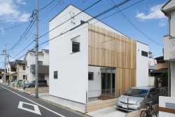 House K is a minimalist house located in Tokyo, Japan, designed by Yuji Kimura Design. It is a house of white appearance with a large wall blocking the front with the thinness of the component emphasized. (4)