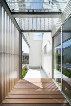 House K is a minimalist house located in Tokyo, Japan, designed by Yuji Kimura Design. It is a house of white appearance with a large wall blocking the front with the thinness of the component emphasized. (6)