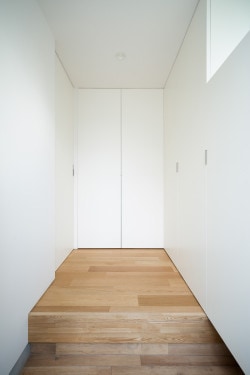 House K is a minimalist house located in Tokyo, Japan, designed by Yuji Kimura Design. It is a house of white appearance with a large wall blocking the front with the thinness of the component emphasized. (7)