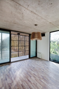 Casa Pedro is a minimalist house located in Buenos Aires, Argentina, designed by VDV ARQ. Located on a 800m2 plot in a gated 30km community, Pedro House is a house of medium scale that meets the requirements of an active social life, flexible spaces, and visual amplitude with an emphasis on privacy. (8)