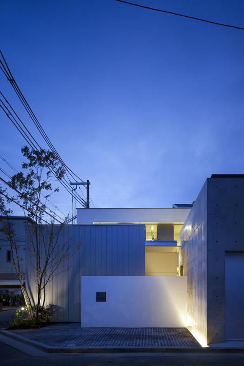 House in Nakamozu is a minimalist house located in Osaka, Japan, designed by NRM*Architects Office. The residence is situated in Sakai City near the train station. (6)