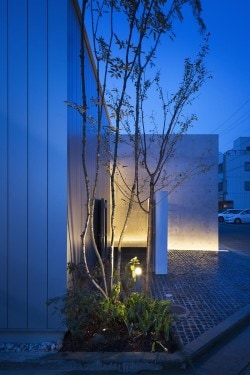 House in Nakamozu is a minimalist house located in Osaka, Japan, designed by NRM*Architects Office. The residence is situated in Sakai City near the train station. (7)