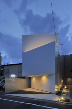 Well is a minimalist house located in Tokyo, Japan, designed by architecture atelier akio takatsuka. This residence is designed around the themes of light, sound, and green within an urban living environment. (11)