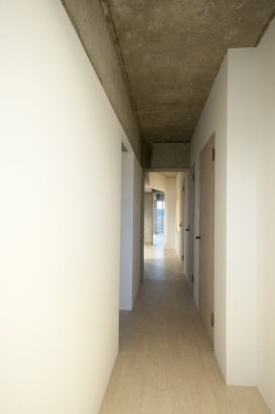 Apartment for TK is a minimalist house located in Chiba, Japan, designed by Kurosawa Kawaraten. The former room was divided in three rooms by the living room; it was also used as a corridor. (3)