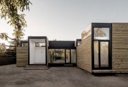 SIP M3 is a minimalist house located in Santiago, Chile, designed by Ian Hsü + Gabriel Rudolphy. The architects designed a structure completely based on SIP panels (structural insulated panels), supported on a grid of foundations that intervene minimally in the existing terrain. (1)