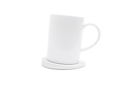 Tilt Coaster is a minimalist design created by York-based designer Snarkitecture. Appearing at first as a familiar round coaster, the angled top surface of Tilt Coaster is revealed when a drink is placed on it. (4)