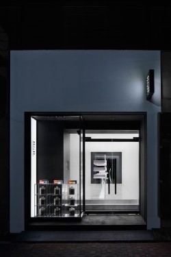 BbyB. is a minimalist interior located in Tokyo, Japan, designed by Nendo. This project involves the first overseas shop for BbyB., the chocolate shop by Antwerp-based, two-Michelin star chef Bart Desmidt. (1)