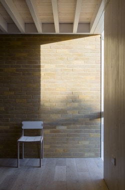 House of Trace is a minimalist house located in London, England, designed by Tsuruta Architects. The demolition of the original extension and its replacement, called for an intervention that can be a part of the original main building without replicating classical vocabulary or gesture. (5)