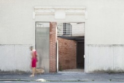 UV House is a minimalist house located in Varese, Italy, designed by OASI architects. UV house is a project for a young couple, conversion of an old industrial building into a modern urban villa. (13)