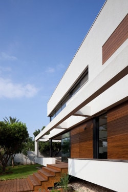 G House is a minimalist house located in Tel Aviv, Israel, designed by Paz Gersh Architects. (2)
